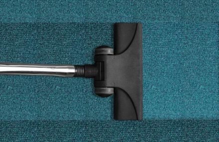 Quels conseils donneriez vous pour nettoyer un canapé en tissu