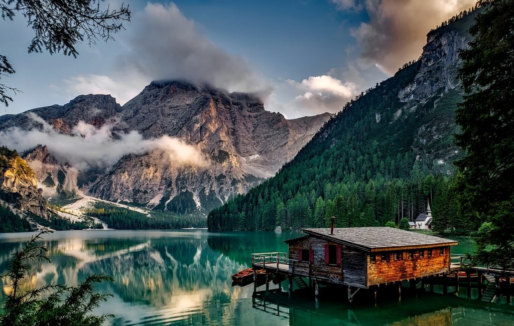 Voilier sur le lac du Salagou