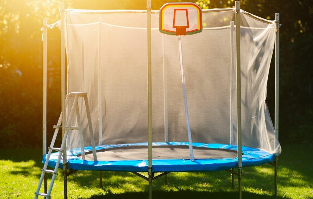 accessoires colors pour trampoline dans un jardin